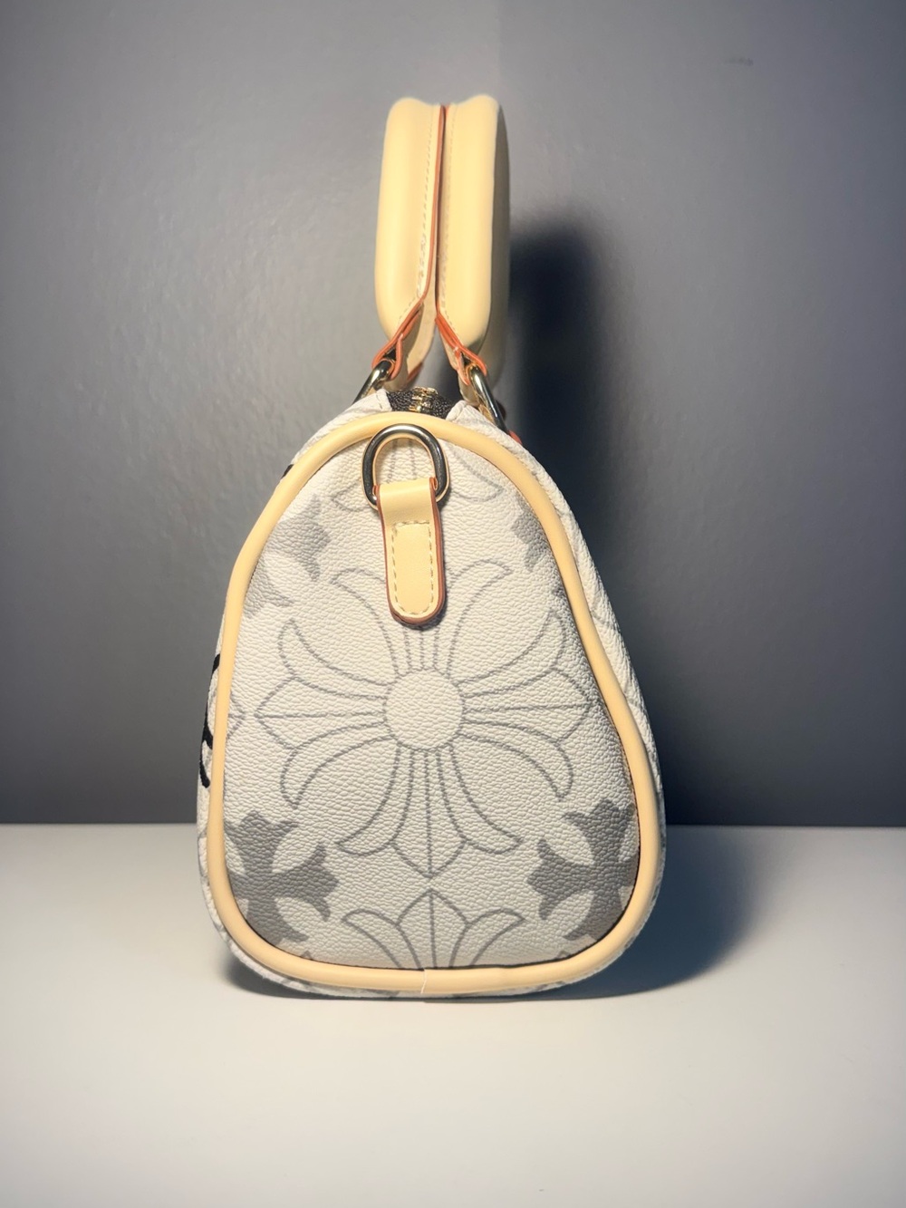 Inspired White Floral Print Top-Handle Bag with Beige Trim - Picture 4 of 4